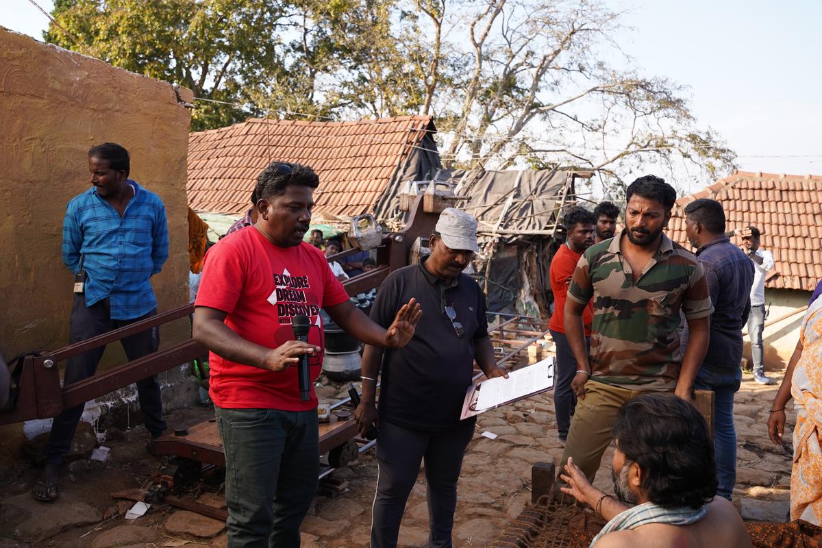 'తండకారనన్యమ్' సెట్స్‌లో అతియాన్ అతిరాయ్, కలైయరసన్ మరియు దినేష్